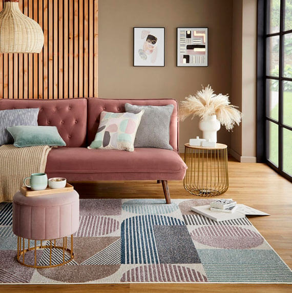 salon moderne avec cheminée, canapé, balcon et tapis à motifs