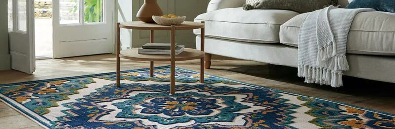 Pourquoi opter pour un tapis bleu ?